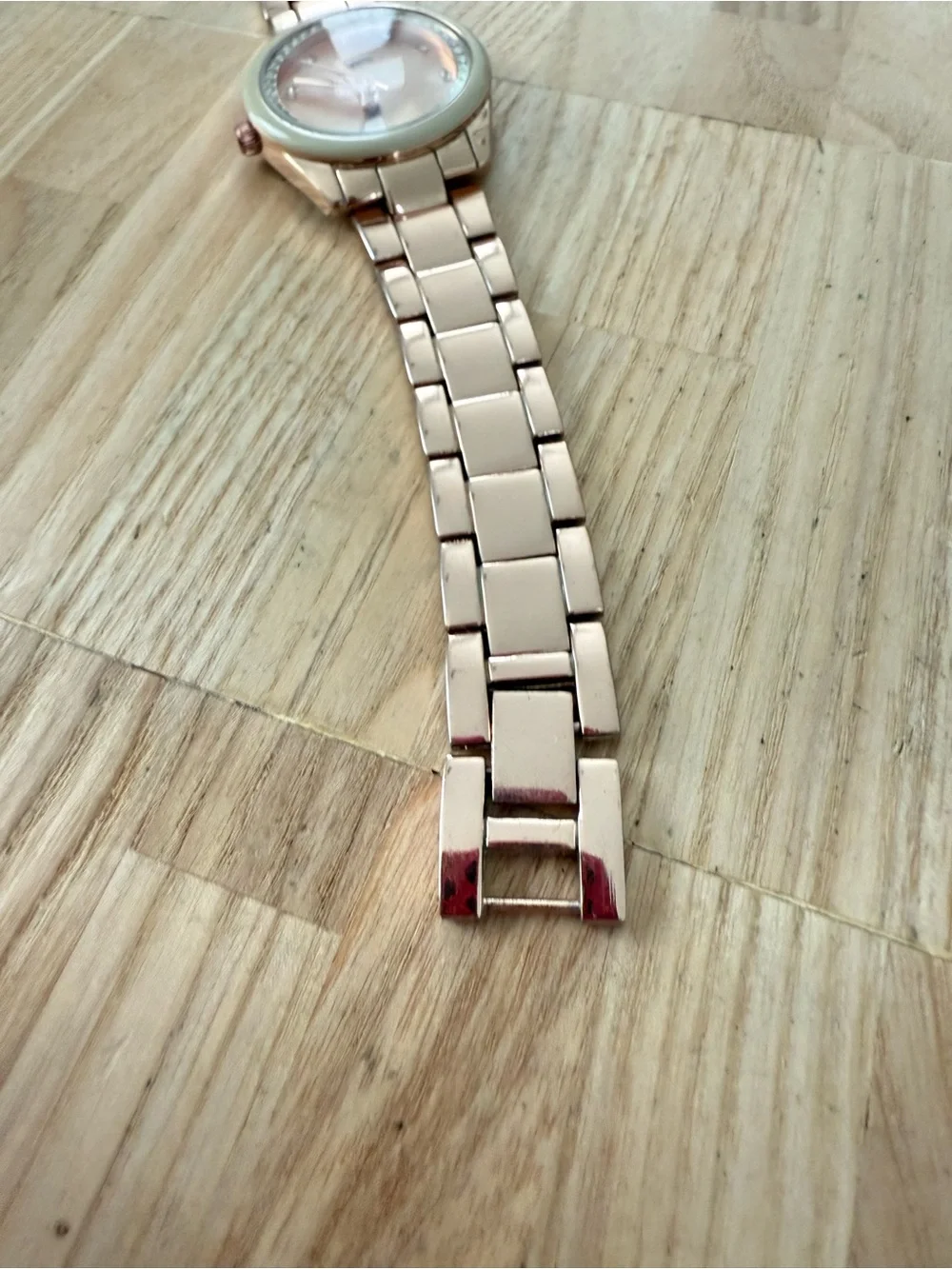 Daisy Fuentes ladies rose gold tone watch NEW BATTERY
